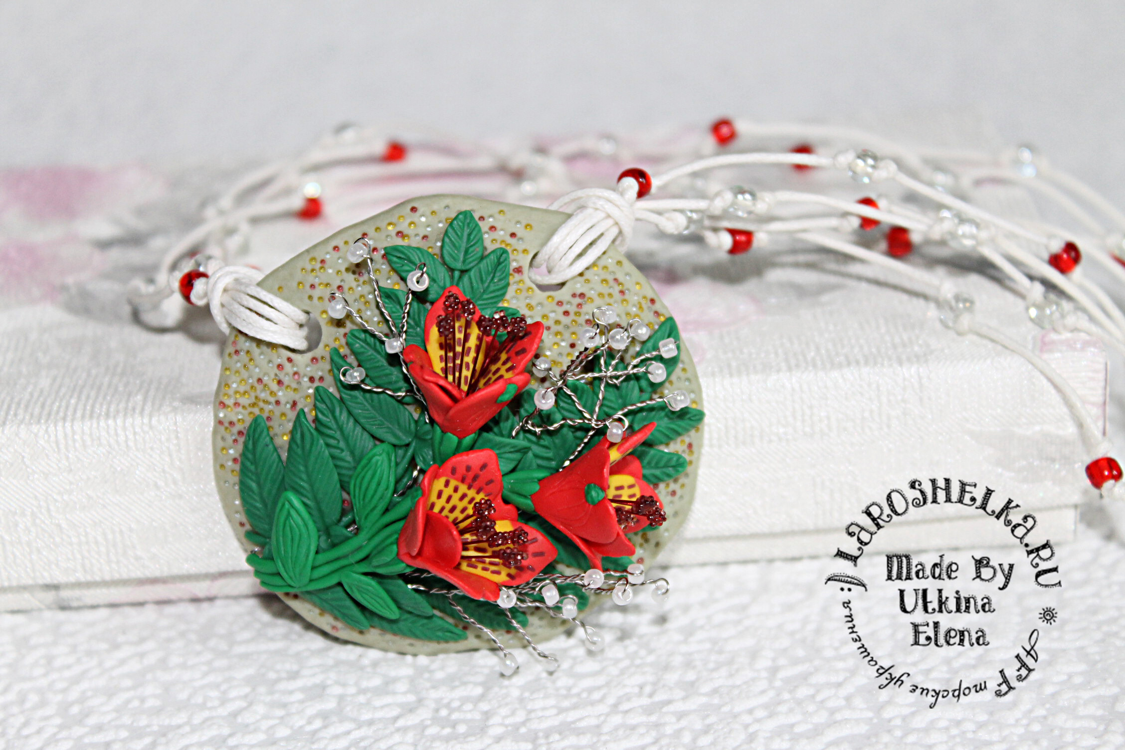 Красно-желтые цветы, гипсофила и листья папоротника...